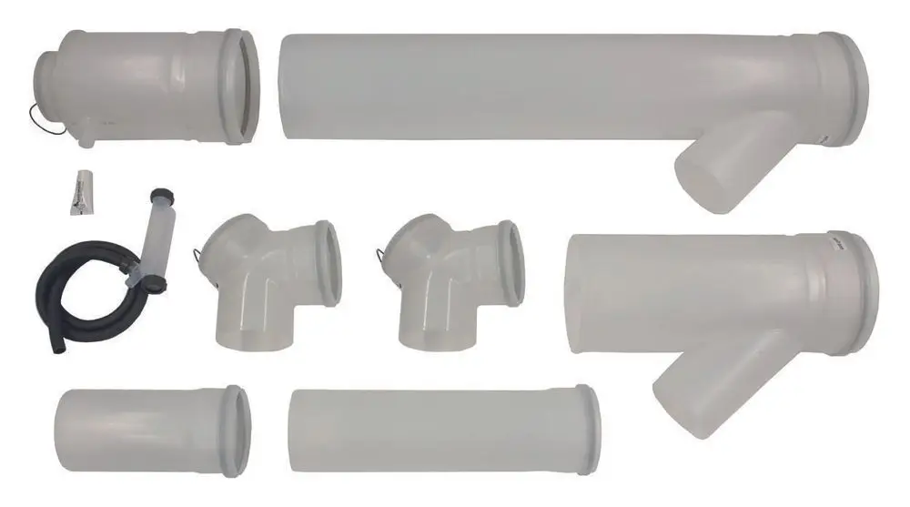 Montageset bestehend aus verschiedenen Rohren und Verbindungsstücken, geeignet für eine Vaillant-Anlage. Teile in einem hellen Kunststoffmaterial, angeordnet auf heller Fläche.